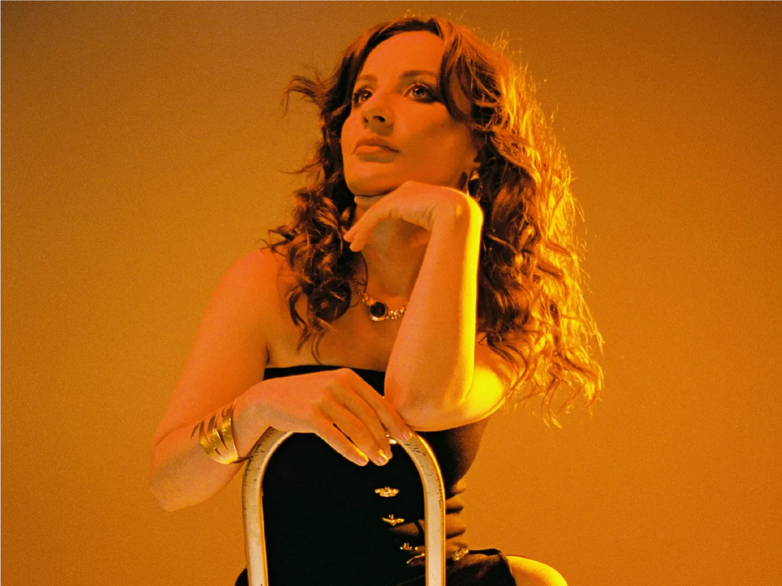 Duygu Alkan live concert oosters synth-pop singer-songwriter Nobel Leiden