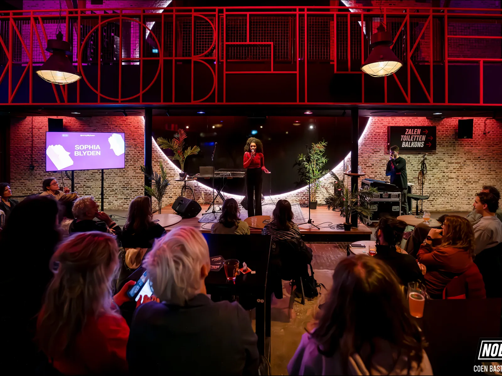 Mensen zeggen dingen spoken word in Nobel Leiden