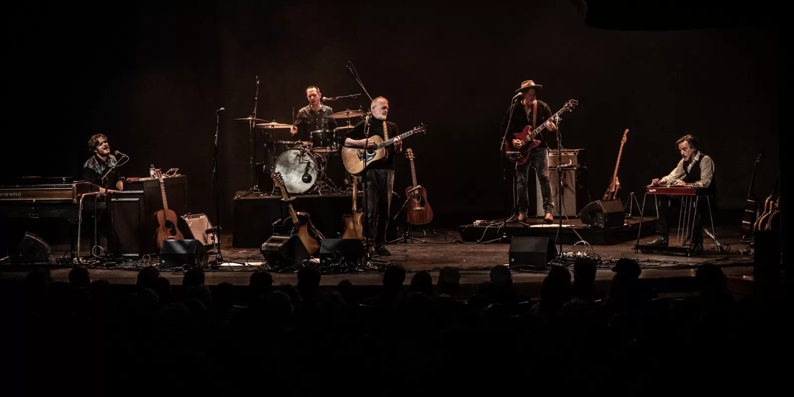 Her Majesty country-rock theaterconcert Nobel Leiden