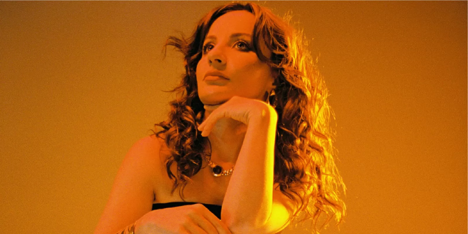 Duygu Alkan live concert oosters synth-pop singer-songwriter Nobel Leiden