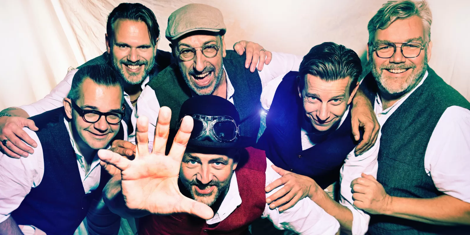 Pater Moeskroen in Nobel Leiden