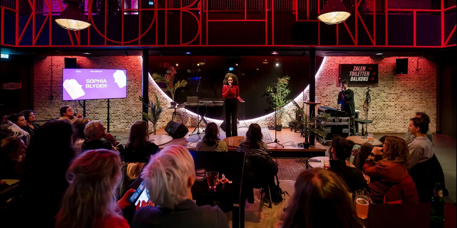 Mensen zeggen dingen spoken word in Nobel Leiden